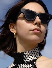 Load image into Gallery viewer, Hourgrass Black